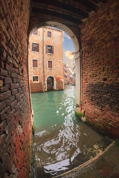 Tunnel till kanalen med trappor och bryggor i Venedig — Stockfoto