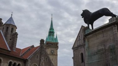 Braunschweig eski binalar ve Dom, timelapse yakınındaki aslan heykeli