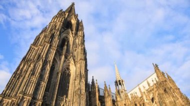 Bulutlar ve gökyüzü, Almanya, timelapse Köln Katedrali