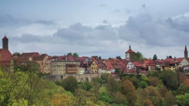 Rothenburg Tauber cityscape orman, bulutlu timelapse yukarıda üzerinde