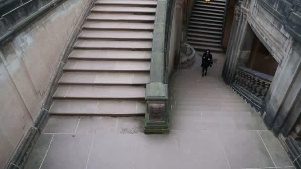 Chica joven con ropa negra escapando de la mazmorra en las escaleras — Vídeos de Stock