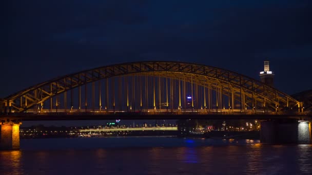 Puente ferroviario en Colonia por la noche, timelapse — Vídeo de stock