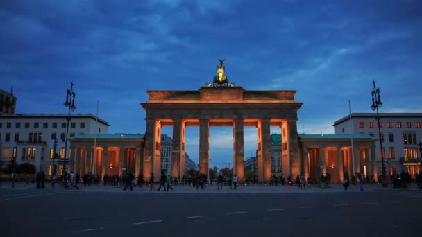 Brandenburg grindar i Berlin med publiken och stadstrafik timelapse — Stockvideo