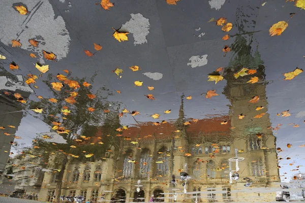 Braunschweig dom Spiegelung auf dem Bürgersteig — Stockfoto