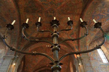 Antik fresk ve Brunswick katedral içinde büyük mum 