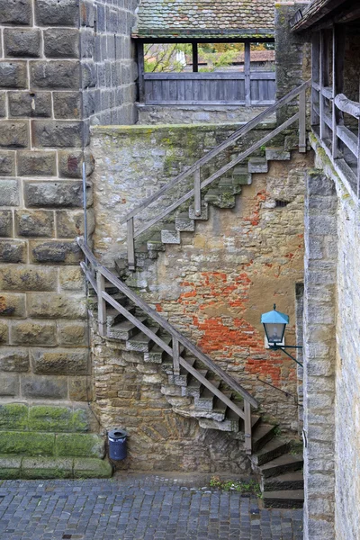 Escaliers menant au mur du château à Rothenburg — Photo