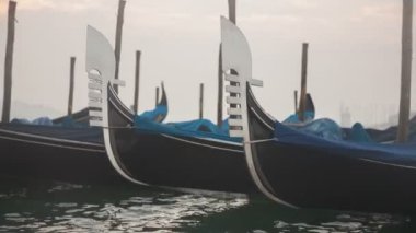 Venedik gondol bağlı rıhtımın üzerinde san marco Meydanı, gündoğumu, Venedik, İtalya. Timelapse