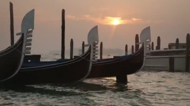 Venedik gondol bağlı rıhtımın üzerinde san marco Meydanı, gündoğumu, Venedik, İtalya