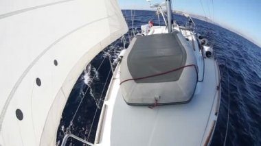 Denizde yelkenli tekne Önden Görünüm