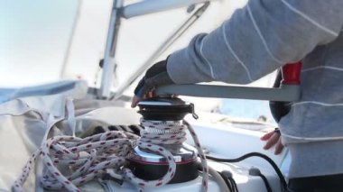 Denizcinin el vinç yelken teknenin üzerinde