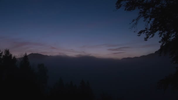 Bewegende mist in de vallei in Alpen bij zonsopgang, Duitsland — Stockvideo