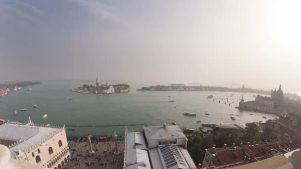 San giorgio maggiore eiland bovenaanzicht van san marco campanile, timelapse — Stockvideo