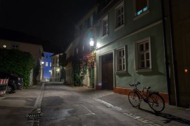 Bisiklet gece Avrupa şehri sokak