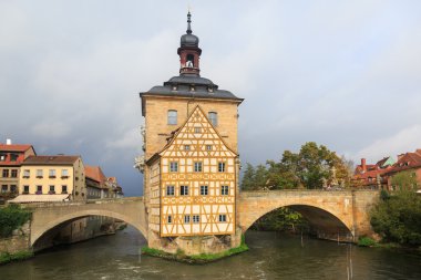 Obere köprü ve Altes Rathaus ve bulutlu gökyüzü Bamberg, Almanya