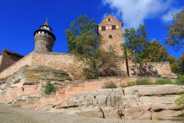 Nuremberg Kalesi (Sinwell Kulesi) mavi gökyüzü ve bulutlar