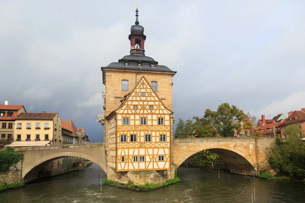 Obere bridge och Altes Rathaus och molnig himmel i Bamberg, tyska — Stockfoto