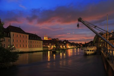 Bulutlu gökyüzü günbatımı, Regnitz River Bamberg savaş gemileriyle