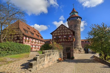 Nuremberg Kalesi (Sinwell Kulesi) mavi gökyüzü ve bulutlar