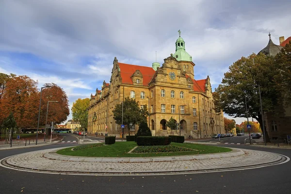 Перекресток с транспортом и старинными зданиями в Бамберге — стоковое фото