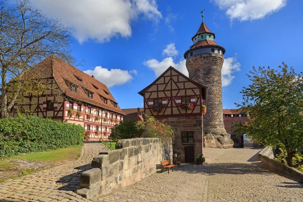 Castelo de Nuremberga (torre de Sinwell) com céu azul e nuvens — Fotografia de Stock