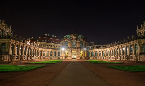 Dresden Zwinger paleis panorama met verlichting 's nachts — Stockfoto