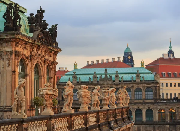 Statuenreihe am zwinger palast in dresden — Stockfoto