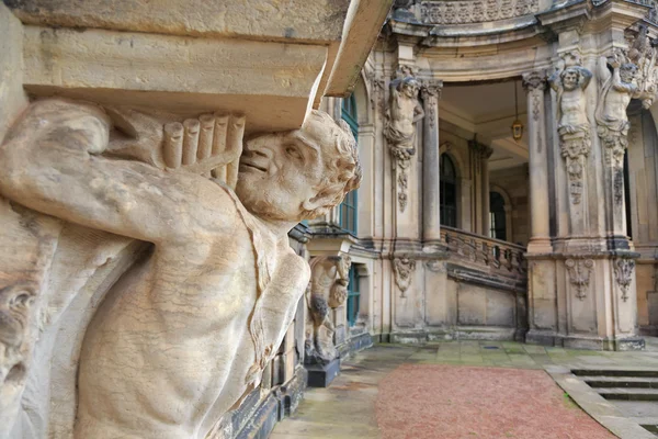 Closeup jumătate statuie faunus gol sub coloană cu panpipe la Zw — Fotografie, imagine de stoc