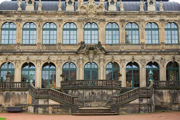 Dresden Zwinger paleis trappen en gevel — Stockfoto