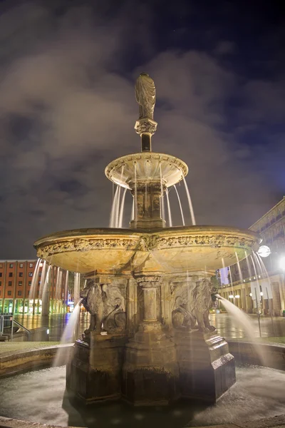 Löwenstatuen-Brunnen in der Nacht in der Nähe des Kölner Doms — Stockfoto