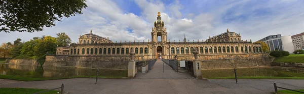 Panorama palác Dresden Zwinger s kanálem a park — Stock fotografie