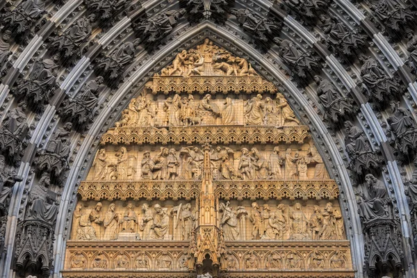 Sochy světců nad vchodem kolínské katedrály — Stock fotografie