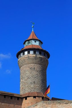 Nuremberg Kalesi (Sinwell Kulesi) mavi gökyüzü ve bulutlar
