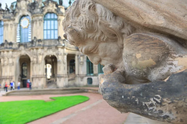 Primo piano mezza statua di fauno nudo giocare panpipe a Zwinger pala — Foto Stock