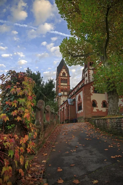 St. Lutwinus church and road with leaves in Mettlach — Stock Photo, Image