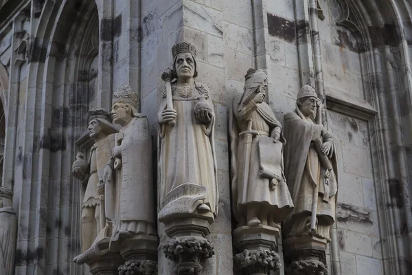 Statues of the saints and kings on cathedral in Cologne — Stock Photo, Image