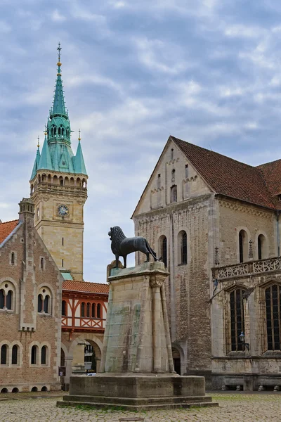 Place près de la cathédrale de Braunschweig avec statue de lion — Photo