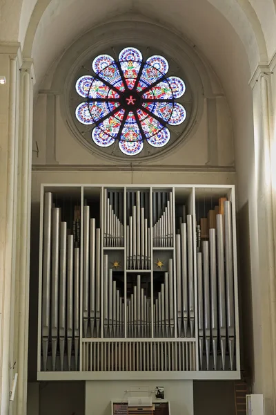 Церковный орган в Брауншвейгском соборе — стоковое фото