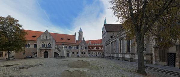 Plein in de buurt van Braunschweig kathedraal — Stockfoto