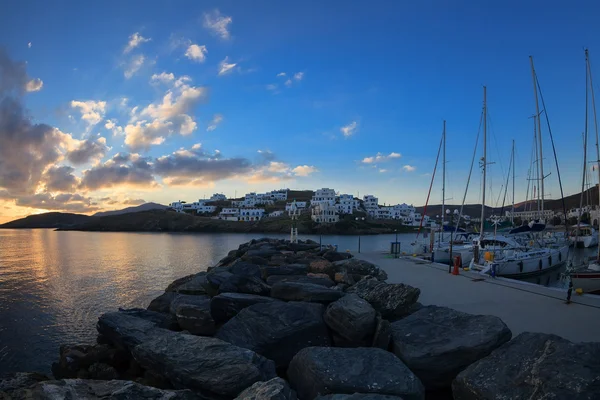 Lever de soleil dans le port de l'île grecque Kythnos — Photo