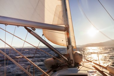 Yelkenli tekne geniş açılı görünüş denizde