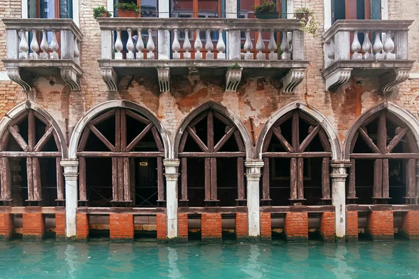 Venice kanału i vintage nieczysty budynku — Zdjęcie stockowe