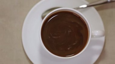 Beyaz Kupası ve daire ile kaşık sütlü kahve