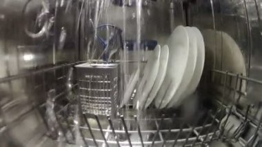 Görünüm içinde su akışları ile bulaşık çamaşır makinesi
