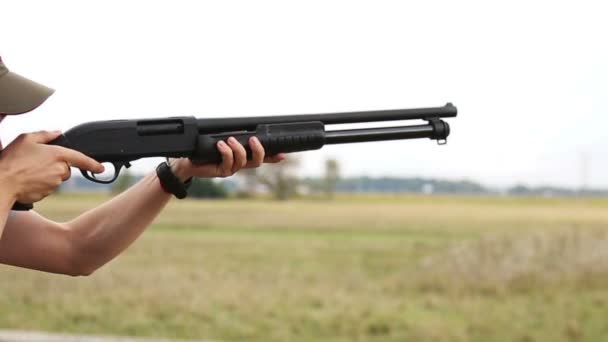 Muž s čerpadlem puška střílí venkovní — Stock video