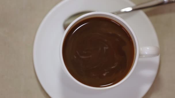 Café au lait en tasse blanche et soucoupe avec cuillère 