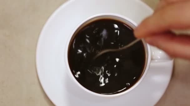 Espresso en taza blanca y platillo con cuchara — Vídeo de stock