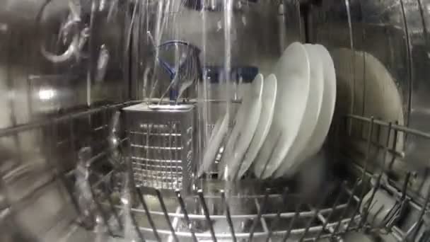 Schotel wasmachine met water stromen, binnen mening — Stockvideo