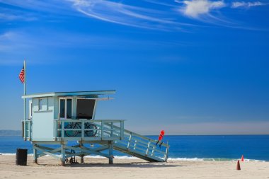 Cankurtaran istasyonu Hermosa Beach Amerikan bayrağı ile