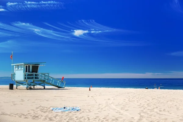 Hermosa Beach, Californi Amerikan bayrağı ile cankurtaran istasyonu