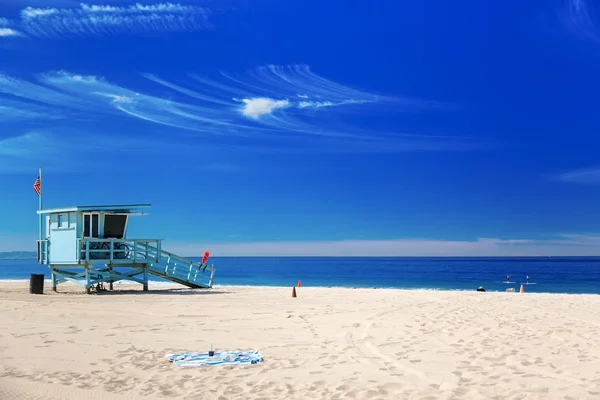 Stazione bagnino con bandiera americana sulla spiaggia di Hermosa, Californi — Foto Stock